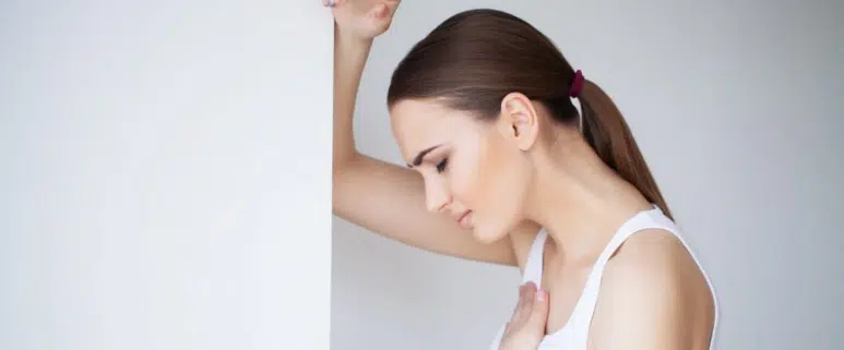 A-Woman-having-chest-pain